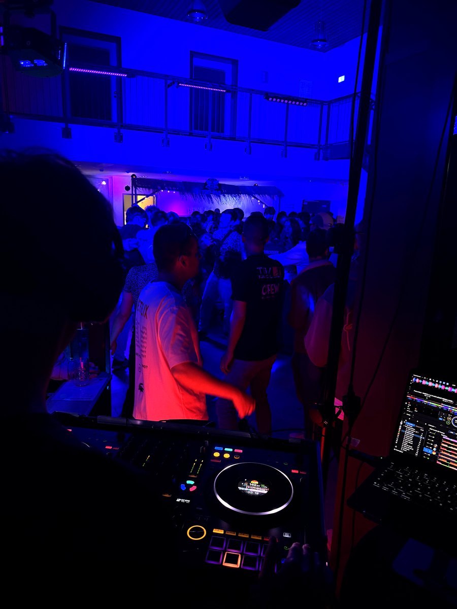 DJ F.L.X live im Club vor der Tanzfläche