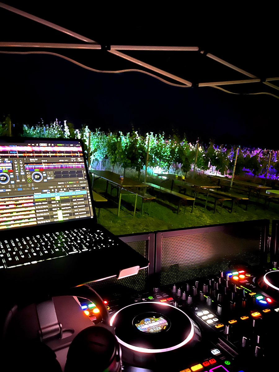 DJ-Setup bei Nacht im Freien