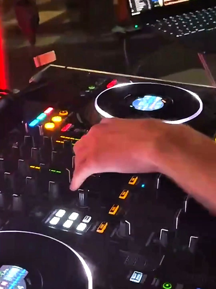 Hände am DJ-Controller